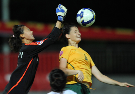China's Zhang Yue (L) saves the ball during the Group B match against Australia at the AFC U-19 Women's Championship in Wuhan, central China's Hubei Province, Aug. 3, 2009. China won the match 2-1.(Xinhua/Cheng Min) 