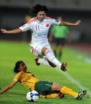 China's Gu Yasha (top) breaks through during the Group B match against Australia at the AFC U-19 Women's Championship in Wuhan, central China's Hubei Province, Aug. 3, 2009. China won the match 2-1.(Xinhua/Cheng Min) 