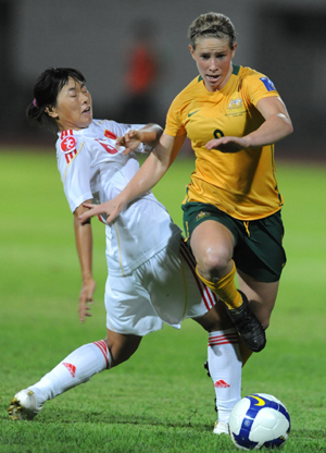 Australia's Kellond - Knight Elise (R) breaks through during the Group B match against China at the AFC U-19 Women's Championship in Wuhan, central China's Hubei Province, Aug. 3, 2009. China won the match 2-1.(Xinhua/Cheng Min) 