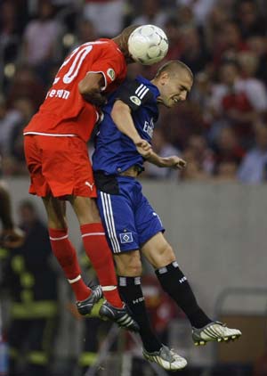 Fortuna Duesseldorf's Anderson (L) and Hamburger SV's Mladen Petric head a ball during their German soccer cup (DFB-Pokal) match in Duesseldorf August 3, 2009. 