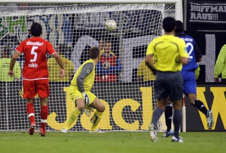 Hamburger SV's Piotr Trochowski (not on picture) scores a goal against Fortuna Duesseldorf during the German soccer cup (DFB-Pokal) match in Duesseldorf August 3, 2009. 