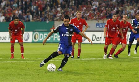 Hamburger SV's Piotr Trochowski scores a penalty against Fortuna Duesseldorf during the German soccer cup (DFB-Pokal) match in Duesseldorf August 3, 2009.