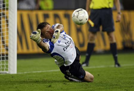 Hamburger SV's goalkeeper Frank Rost dives for the ball in the penalty shoot-out against Fortuna Duesseldorf during the German soccer cup (DFB-Pokal) match in Duesseldorf August 3, 2009. 