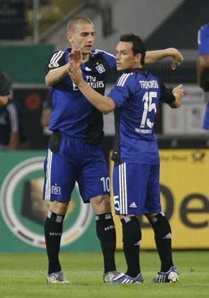 Hamburger SV's Mladen Petric (L) and Piotr Trochowski celebrate a goal against Fortuna Duesseldorf during the German soccer cup (DFB-Pokal) match in Duesseldorf August 3, 2009. 