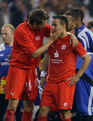 Fortuna Duesseldorf's Ranislav Jovanovic (L) consoles Sebastian Heidinger during the German soccer cup (DFB-Pokal) match against Hamburger SV in Duesseldorf August 3, 2009. Hamburger SV won the match after penalty shoot-out 7-4. 