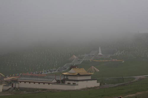 This photo taken on August 1, 2009, shows Mt. Riyue in Huangzhong County clad in mist. [Photo: CRIENGLISH.com/Hu Weiwei]
