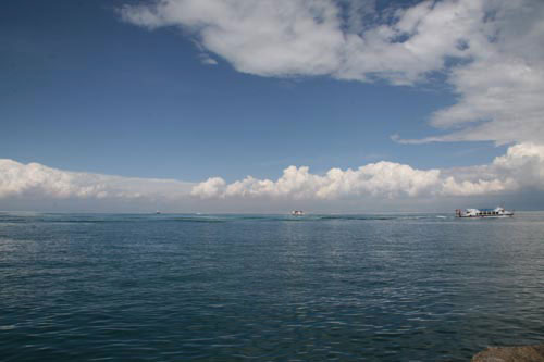 Qinghai Lake, the largest saline lake in inland China, is seen in this photo taken on August 1. 2009. The beautiful blue lake stretches as far as the eye can see. [Photo: CRIENGLISH.com/Hu Weiwei]