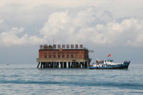 This photo taken on August 1, 2009, shows the site of what was once China's test launch base for torpedoes. The mysterious former restricted military zone to the south of the Qinghai Lake is now a tourist attraction. [Photo: CRIENGLISH.com/Hu Weiwei] 