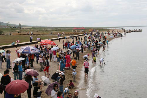 Qinghai Lake attracts visitors from all around the world. Tourists enjoy their time by Qinghai Lake on August 1, 2009. [Photo: CRIENGLISH.com/Hu Weiwei] 