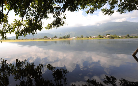 Picturesque scenery on the West Lake, in Eryuan County, Dali Bai Autonomous Prefecture, southwest China's Yunnan Province, Aug. 3, 2009. Dali is the only autonomous prefecture of Bai ethnic group in China and has a population of 3,470,000 with one third of which from Bai. [Xinhua]
