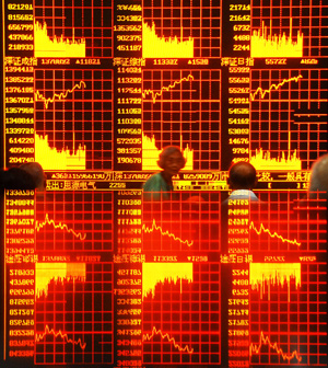 People watch the quotations list at a stock exchange in Shanghai, China, August 3, 2009. The benchmark Shanghai Composite Index rose 1.48 percent, or 50.53 points, to finish at 3,462.59 on Monday. It set its highest close since the gauge ended at 3,473.09 on May 23, 2008.[Xinhua]