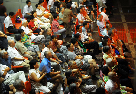 People watch the quotations list at a stock exchange in Shanghai, China, August 3, 2009. The benchmark Shanghai Composite Index rose 1.48 percent, or 50.53 points, to finish at 3,462.59 on Monday. It set its highest close since the gauge ended at 3,473.09 on May 23, 2008.[Xinhua]