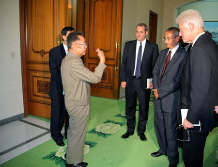 North Korea's leader Kim Jong-il (Front L) talks as former U.S. President Bill Clinton (Front R) looks on in Pyongyang in this photo released by North Korean official news agency KCNA on August 4, 2009. Kim Jong-Il met Clinton here on Tuesday. [Xinhua/Reuters]