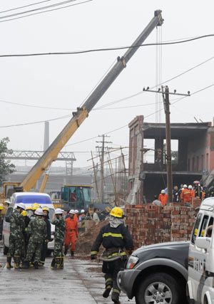 Rescuers work at the site where a factory under construction collapsed and at least 17 people were killed at Xizhaotong Township, Shijiazhuang City, capital of north China's Hebei Province, Aug. 4, 2009.[Gong Zhihong/Xinhua]