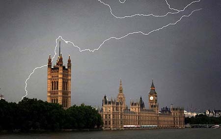 The storm clouds gather over London on June 27, 2009, when a streak of lightning appeared near the parliament building.[CRI]