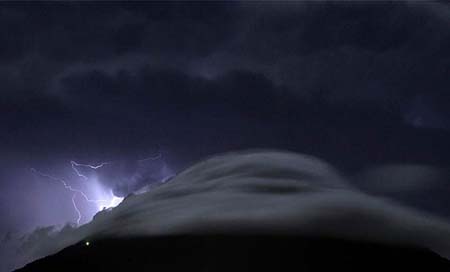 Lightning appears over the Yunge Volcano in Guatemala City, capital of Guatemala, in this photo taken on July 4, 2009.[CRI]