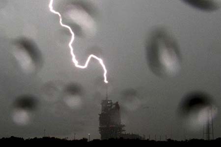 Lightning almost hits the Kennedy Space Centre in the U.S. state of Florida on July 10, 2009, forcing NASA (National Aeronautics and Space Administration) to cancel the launch of a space shuttle.[CRI]