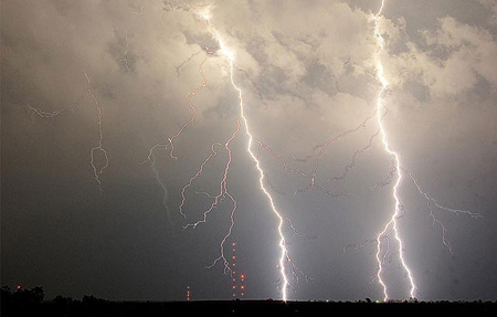 Lighting touches the ground in Qieluoji County in the U.S, state of Kansas on June 16, 2009.[CRI]