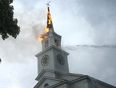 The tower spire of a 190-year-old church, located somewhere in America, was struck by lightning and caught fire. Luckily fire fighters put out the flames in time and the tower was only sightly damaged.[CRI]