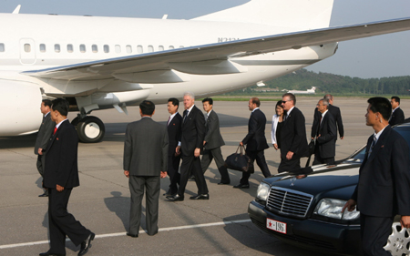 Former U.S. president Bill Clinton (5th L) is about to go aboard a chartered plane leaving Pyongyang, capital of the Democratic People's Republic of Korea (DPRK), on Aug. 5, 2009. The two female American journalists just amnestied by the DPRK left Pyongyang on Wednesday morning aboard the chartered plane carrying the homebound former U.S. president Bill Clinton. [Zhang Binyang/Xinhua]