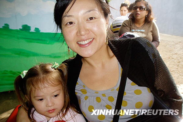 File photo shows U.S. repoter Euna Lee and her daughter. [Xinhua/Reuters]