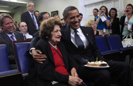 U.S. President Barack Obama shared his birthday cake with the oldest White House correspondent who was born on the same date with him，Washington,on Aug 5.,2009.Thomas turned 89 on Tuesday, while the president turned 48.[Xinhua]