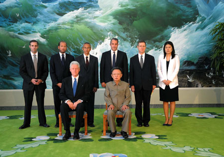 Photo released by North Korean official news agency KCNA shows former US president Bill Clinton (L, seated) and North Korea's leader Kim Jong-Il (R, seated) posing for a picture in Pyongyang on August 4, 2009. Kim Jong-Il met Clinton here on Tuesday. [Xinhua/Korean Central News Agency]