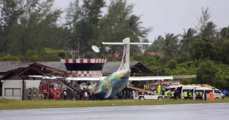 A Bangkok Airways ATR-72 twin turboprop passenger plane is seen after sliding off a runway into a disused control tower on the Thai tourist island of Koh Samui August 4, 2009A pilot died and at least seven passengers were injured,a government official said.[Xinhua/Reuters]