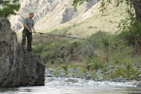 Russia's Prime Minister Vladimir Putin fishes in southern Siberia's Tuva region, August 3, 2009. Picture taken August 3, 2009. [Xinhua/Reuters]