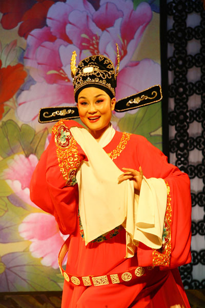 A Huangmei opera is performed at the Huangmei Opera Club House in Anqing city, east China's Anhui Province, on August 3, 2009. [CRI]