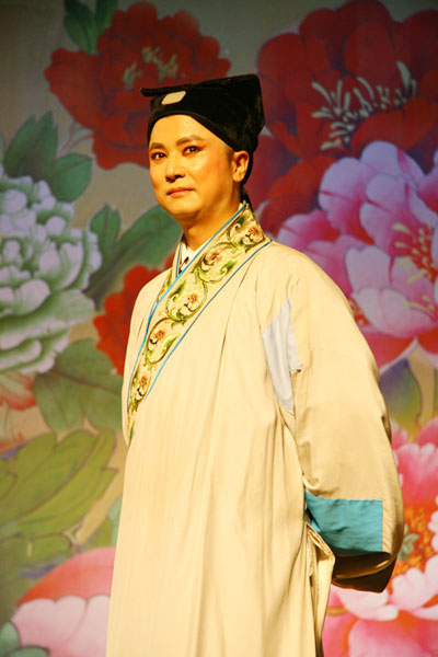 A Huangmei opera is performed at the Huangmei Opera Club House in Anqing city, east China's Anhui Province, on August 3, 2009. [CRI]