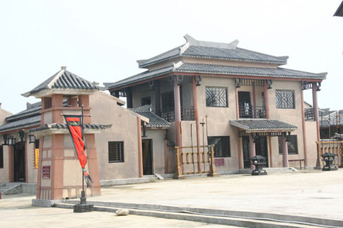 This photo taken on Sunday, August 2nd, 2009 shows a Han Dynasty-style house at the Peacock Movie and TV Base, in Xiaoshi Town of Anqing city, in east China's Anhui Province. [CRI]