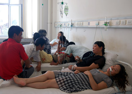 Poisoned people receive treatment in a local hospital in Chifeng City of north China's Inner Mongolia Autonomous Region, August 5, 2009. A tank truck spilled ammonia while transmitting liquid ammonia into the workshop in the Chifeng Pharmacy Plant on Wednesday, with over 30 people poisoned as local source reported. Local rescue departments have blocked the leakage and evacuated personnel in 2 kilometers leeward of the venue. [Xinhua]