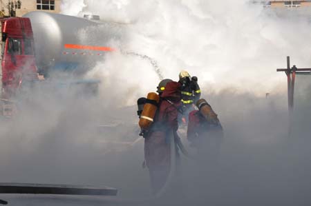Fire fighters cool the site where an ammonia gas leak occurred at Chifeng Pharmaceutical Factory in Chifeng City, north China's Inner Mongolia Autonomous Region, on Aug. 5, 2009. [Xinhua]