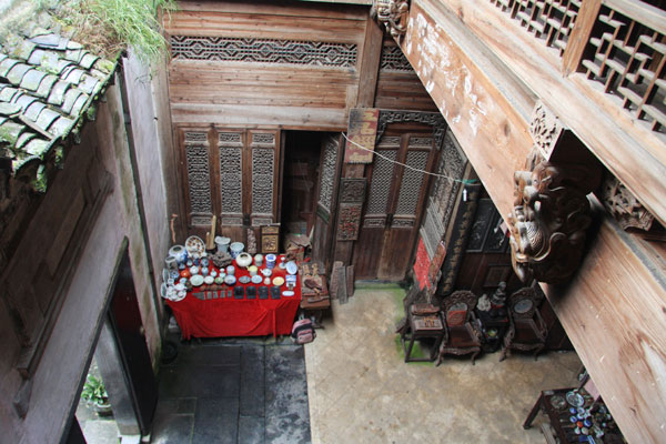A glimpse of Han Ying's Bing Ling Ge, or ice slice pavilion, on July 30, 2009. The home inn in Nanping village, Yixian County of east China's Anhui Province, is an ancient house built during the Ming and Qing dynasties. [Photo: CRIENGLISH.com]