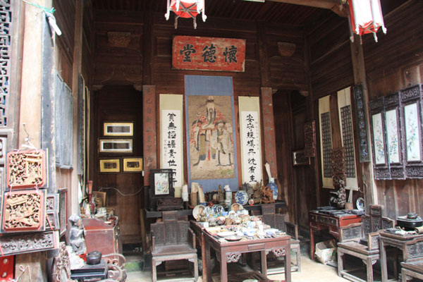 A glimpse of Han Ying's Bing Ling Ge, or ice slice pavilion, on July 30, 2009. The home inn in Nanping village, Yixian County of east China's Anhui Province, is an ancient house built during the Ming and Qing dynasties. [Photo: CRIENGLISH.com]