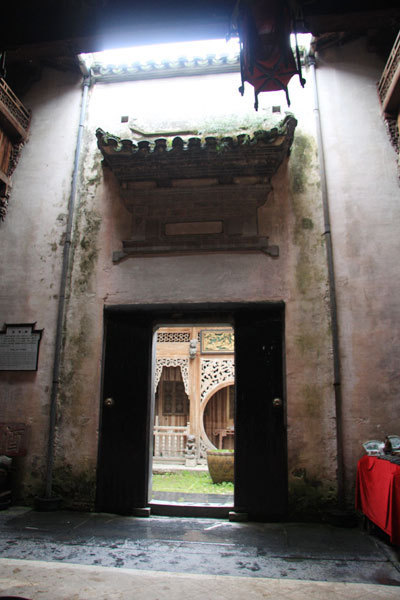 A glimpse of Han Ying's Bing Ling Ge, or ice slice pavilion, on July 30, 2009. The home inn in Nanping village, Yixian County of east China's Anhui Province, is an ancient house built during the Ming and Qing dynasties. [Photo: CRIENGLISH.com] 