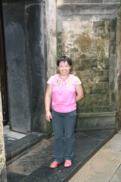Han Ying sees off her visitors on the doorstep of her ancient house on July 30, 2009. [Photo: CRIENGLISH.com] 