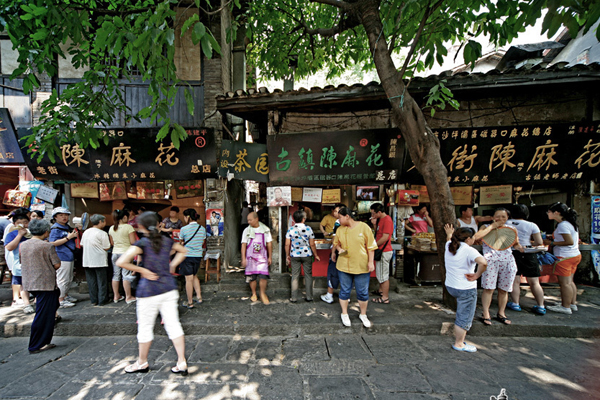Mahua Chen is a shop which sells a popular local fried sugar cake snack in Ciqikou. [Photo: china.org.cn/china.com.cn] 