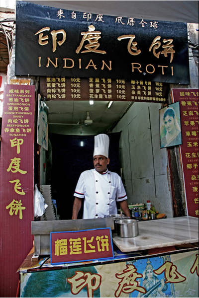 Foreigners do business in Ciqikou. [Photo: china.org.cn/china.com.cn]