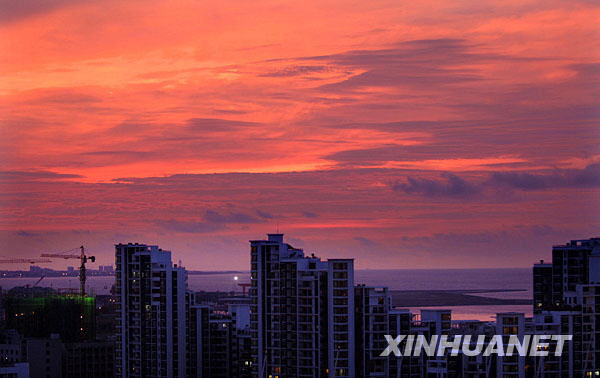 Rosy clouds rise across the sky of Haikou City in Hainan province in this photo issued on August 3, 2009. [Photo: Xinhuanet]