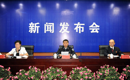 Chen Zhuangwei (C), head of the Public Security Bureau of Urumqi City, addresses a press conference in Urumqi, capital of Xinjiang Uygur Autonomous Region in northwest China, Aug. 4, 2009. (Xinhua/Sadat) 