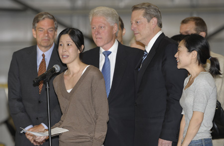 Freed Laura Ling (L front) and Euna Lee (R front), two freed U.S. journalists, address the media in Burbank, California August 5, 2009, after their return to the United States from the Democratic People's Republic of Korea (DPRK). [Qi Heng/Xinhua]