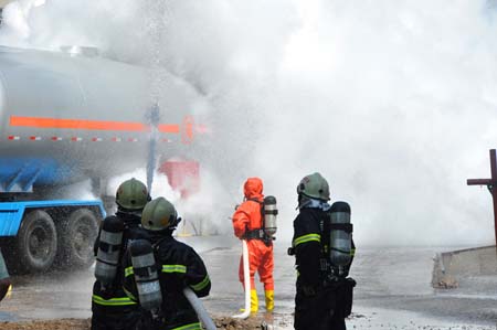 Fire fighters cool the site where an ammonia gas leak occurred at Chifeng Pharmaceutical Factory in Chifeng City, north China's Inner Mongolia Autonomous Region, on Aug. 5, 2009. A total of 202 people fell ill Wednesday after an ammonia gas leak at a pharmaceutical plant in north China's Inner Mongolia Autonomous Region, the local government said. [Xinhua]