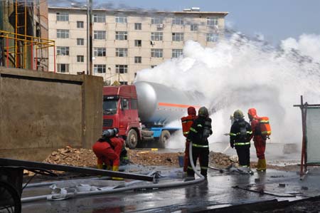 Fire fighters cool the site where an ammonia gas leak occurred at Chifeng Pharmaceutical Factory in Chifeng City, north China's Inner Mongolia Autonomous Region, on Aug. 5, 2009.[Xinhua]