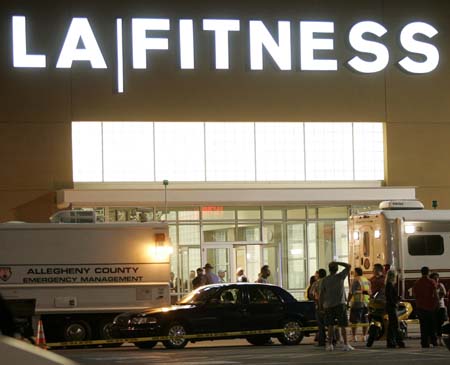 Emergency personnel wait outside the LA Fitness gym in Bridgeville, Pennsylvania August 4, 2009, while police investigate a shooting that happened earlier in the evening.[Xinhua/Reuters]