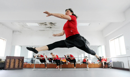 Members of a Xiyanghong Ballet Company practice at Liaoning Art University for Senior Citizens in Shenyang, capital of northeast China's Liaoning Province, August 5, 2009. The Xiyanghong Ballet Company with a total of 14 female members aging from 50 to 62 without any ballet dancing experience was established at Liaoning Art University for Senior Citizens. [Xinhua]