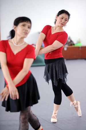 Members of a Xiyanghong Ballet Company practice at Liaoning Art University for Senior Citizens in Shenyang, capital of northeast China's Liaoning Province, August 5, 2009. [Xinhua]