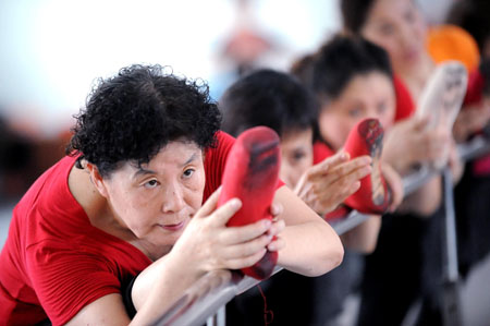 Members of a Xiyanghong Ballet Company practice at Liaoning Art University for Senior Citizens in Shenyang, capital of northeast China's Liaoning Province, August 5, 2009. [Xinhua]