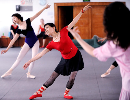 Members of a Xiyanghong Ballet Company practice at Liaoning Art University for Senior Citizens in Shenyang, capital of northeast China's Liaoning Province, August 5, 2009. [Xinhua]